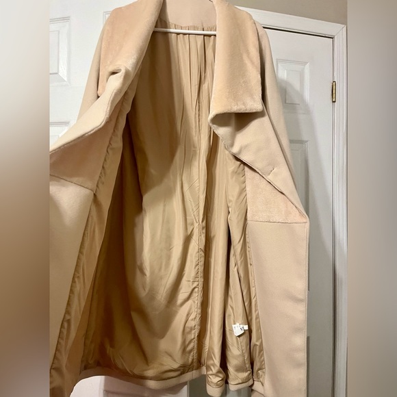 NWOT SHEIN Beige Coat with faux fur collar, SZ S but fits more like a medium - Picture 2 of 4